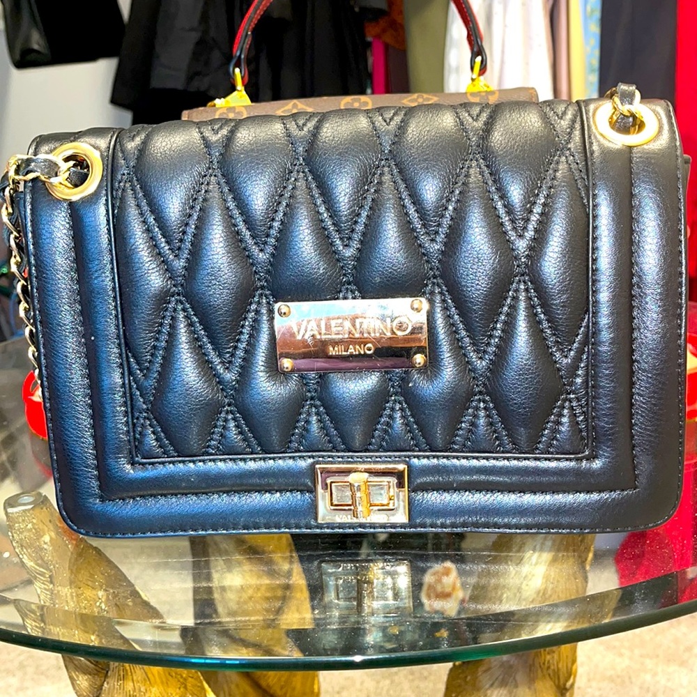 Gorgeous Valentino black and gold bag looks like new.🖤